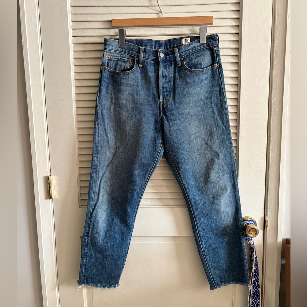 Levi’s High Rise Wedgie Straight Leg Raw Hem Jeans size 30